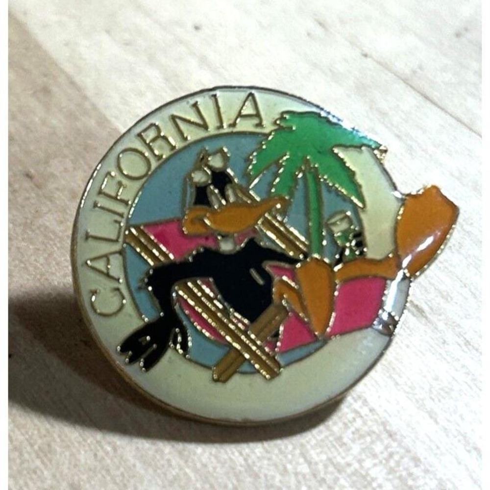 1990 California Daffy Duck Warner Bros Metal Lapel Pin Button‎